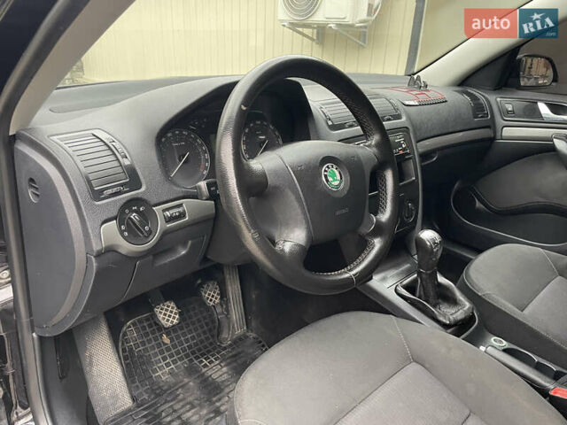 Чорний Шкода Октавія, об'ємом двигуна 2 л та пробігом 283 тис. км за 4950 $, фото 1 на Automoto.ua