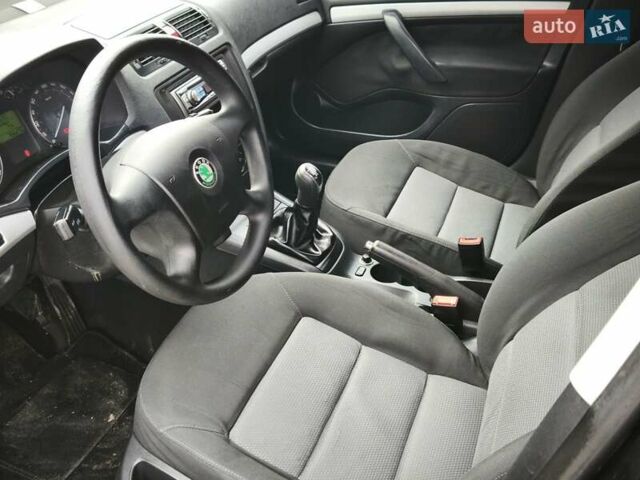 Черный Шкода Октавия, объемом двигателя 1.6 л и пробегом 268 тыс. км за 5300 $, фото 12 на Automoto.ua