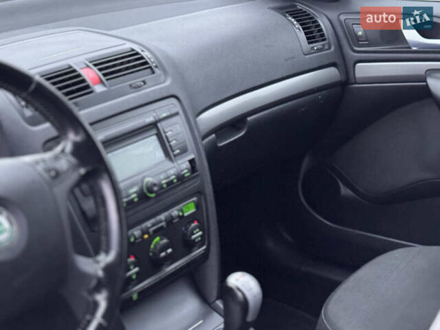 Черный Шкода Октавия, объемом двигателя 2 л и пробегом 250 тыс. км за 5999 $, фото 26 на Automoto.ua