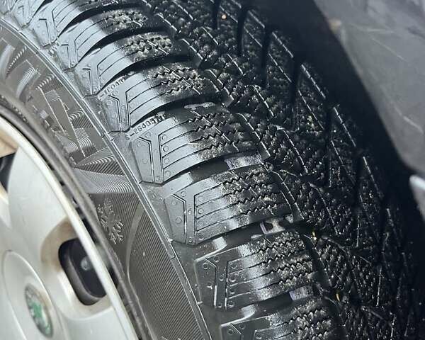 Черный Шкода Октавия, объемом двигателя 1.8 л и пробегом 343 тыс. км за 5550 $, фото 3 на Automoto.ua