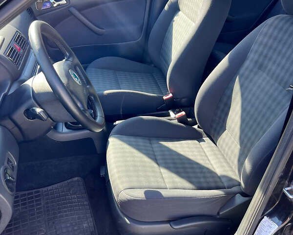 Черный Шкода Октавия, объемом двигателя 1.6 л и пробегом 234 тыс. км за 5200 $, фото 7 на Automoto.ua