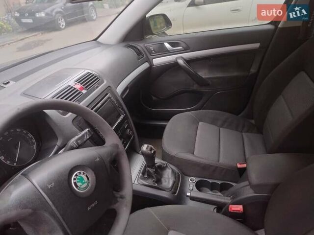 Черный Шкода Октавия, объемом двигателя 1.6 л и пробегом 303 тыс. км за 3900 $, фото 21 на Automoto.ua