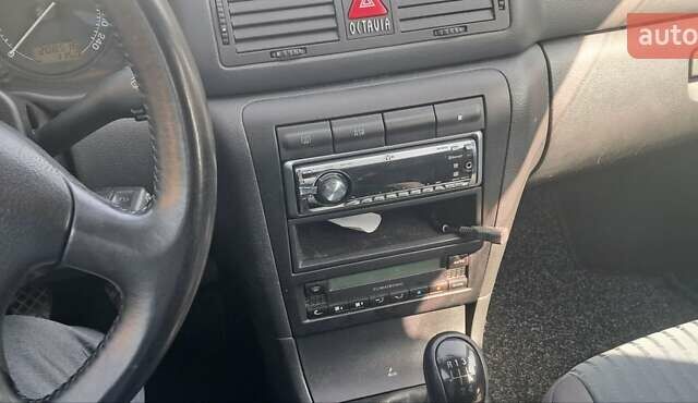 Черный Шкода Октавия, объемом двигателя 1.6 л и пробегом 209 тыс. км за 5800 $, фото 1 на Automoto.ua