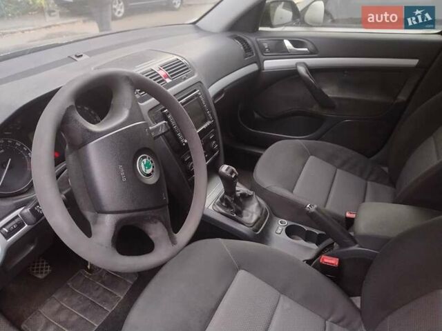 Черный Шкода Октавия, объемом двигателя 1.6 л и пробегом 303 тыс. км за 3900 $, фото 6 на Automoto.ua