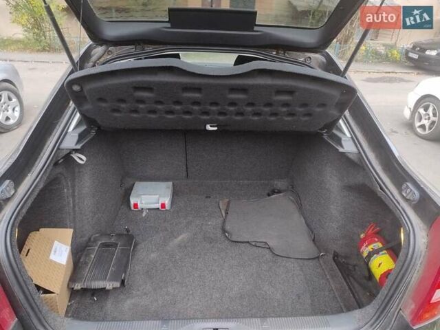 Черный Шкода Октавия, объемом двигателя 1.6 л и пробегом 303 тыс. км за 3900 $, фото 1 на Automoto.ua