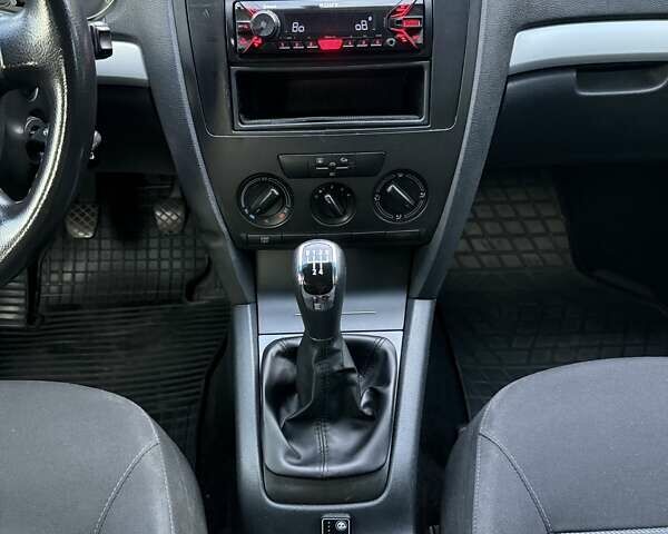 Черный Шкода Октавия, объемом двигателя 1.6 л и пробегом 243 тыс. км за 6900 $, фото 12 на Automoto.ua