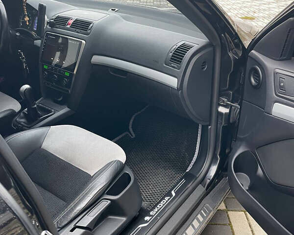 Черный Шкода Октавия, объемом двигателя 2 л и пробегом 289 тыс. км за 7950 $, фото 12 на Automoto.ua