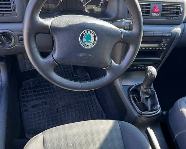 Черный Шкода Октавия, объемом двигателя 1.6 л и пробегом 234 тыс. км за 5200 $, фото 6 на Automoto.ua