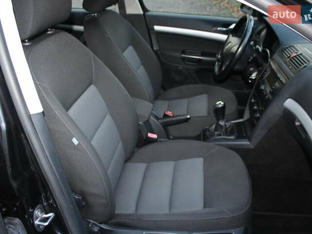 Черный Шкода Октавия, объемом двигателя 1.6 л и пробегом 215 тыс. км за 6390 $, фото 105 на Automoto.ua