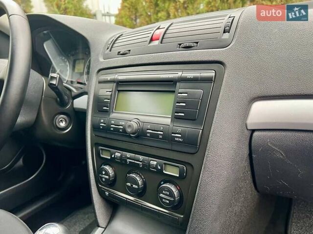 Черный Шкода Октавия, объемом двигателя 1.6 л и пробегом 198 тыс. км за 6700 $, фото 120 на Automoto.ua