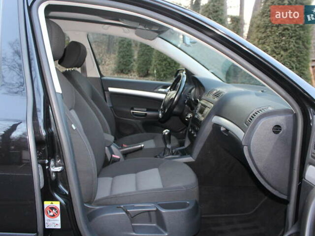 Черный Шкода Октавия, объемом двигателя 1.6 л и пробегом 215 тыс. км за 6390 $, фото 99 на Automoto.ua