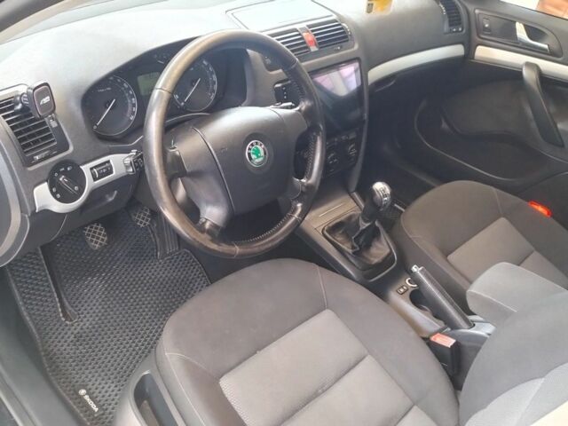 Черный Шкода Октавия, объемом двигателя 1.6 л и пробегом 235 тыс. км за 4800 $, фото 3 на Automoto.ua