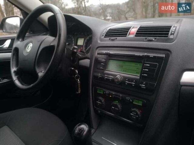 Чорний Шкода Октавія, об'ємом двигуна 1.6 л та пробігом 201 тис. км за 5800 $, фото 1 на Automoto.ua