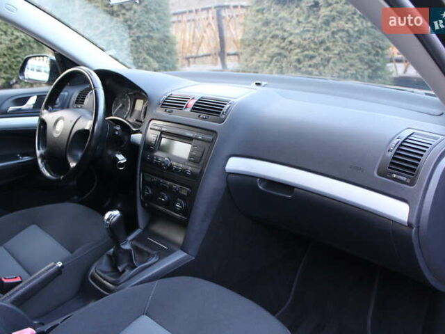 Черный Шкода Октавия, объемом двигателя 1.6 л и пробегом 215 тыс. км за 6390 $, фото 102 на Automoto.ua