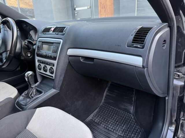 Черный Шкода Октавия, объемом двигателя 2 л и пробегом 280 тыс. км за 7000 $, фото 6 на Automoto.ua