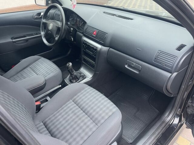 Черный Шкода Октавия, объемом двигателя 1.6 л и пробегом 201 тыс. км за 5900 $, фото 5 на Automoto.ua