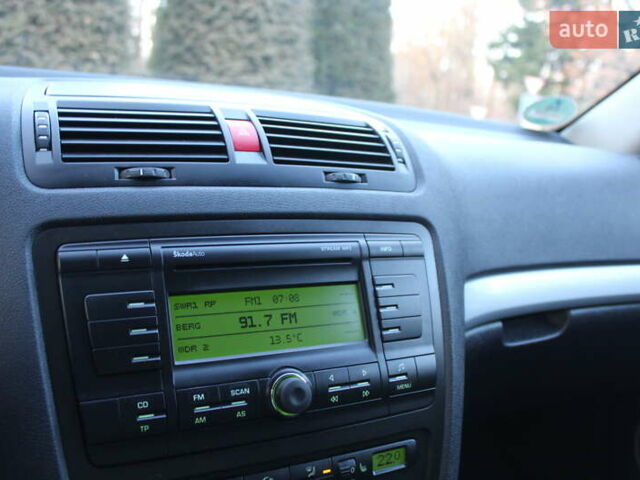 Черный Шкода Октавия, объемом двигателя 1.6 л и пробегом 215 тыс. км за 6390 $, фото 63 на Automoto.ua