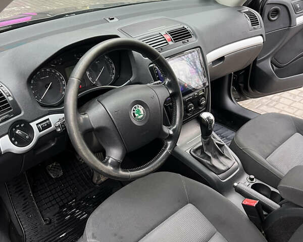 Черный Шкода Октавия, объемом двигателя 1.6 л и пробегом 242 тыс. км за 5500 $, фото 11 на Automoto.ua