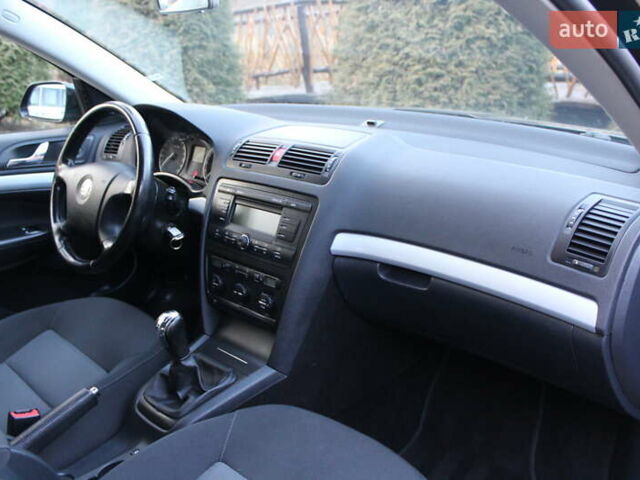 Черный Шкода Октавия, объемом двигателя 1.6 л и пробегом 215 тыс. км за 6390 $, фото 101 на Automoto.ua