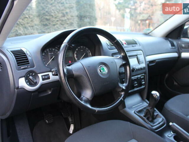 Черный Шкода Октавия, объемом двигателя 1.6 л и пробегом 215 тыс. км за 6390 $, фото 77 на Automoto.ua