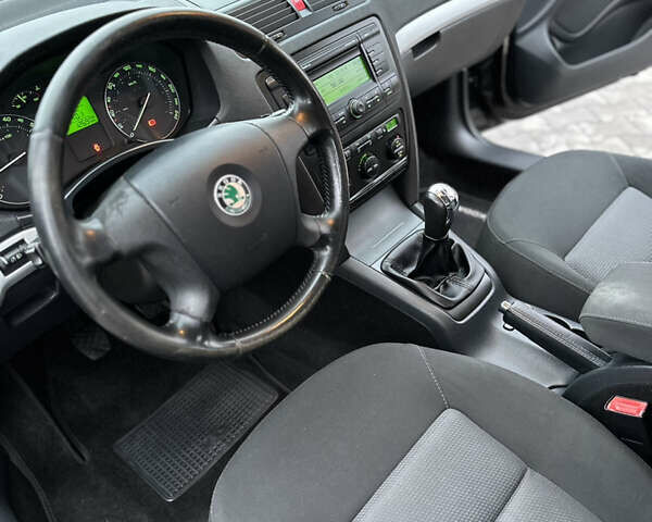 Черный Шкода Октавия, объемом двигателя 1.8 л и пробегом 233 тыс. км за 5600 $, фото 12 на Automoto.ua