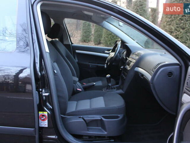 Чорний Шкода Октавія, об'ємом двигуна 1.6 л та пробігом 215 тис. км за 5990 $, фото 100 на Automoto.ua