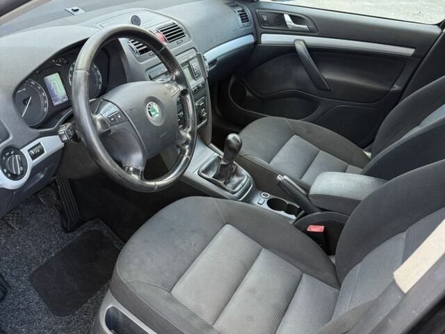 Черный Шкода Октавия, объемом двигателя 1.9 л и пробегом 280 тыс. км за 3550 $, фото 7 на Automoto.ua