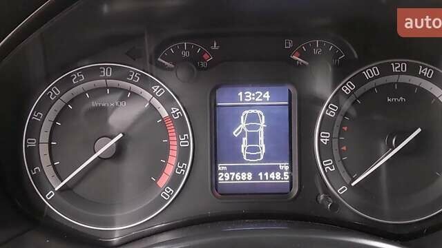 Черный Шкода Октавия, объемом двигателя 2 л и пробегом 310 тыс. км за 7800 $, фото 3 на Automoto.ua
