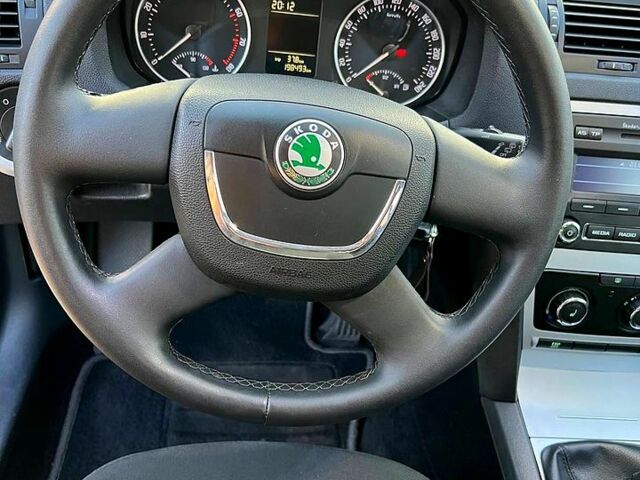 Черный Шкода Октавия, объемом двигателя 1.8 л и пробегом 200 тыс. км за 8400 $, фото 6 на Automoto.ua