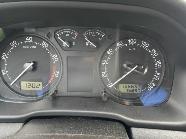 Черный Шкода Октавия, объемом двигателя 1.6 л и пробегом 201 тыс. км за 5650 $, фото 1 на Automoto.ua