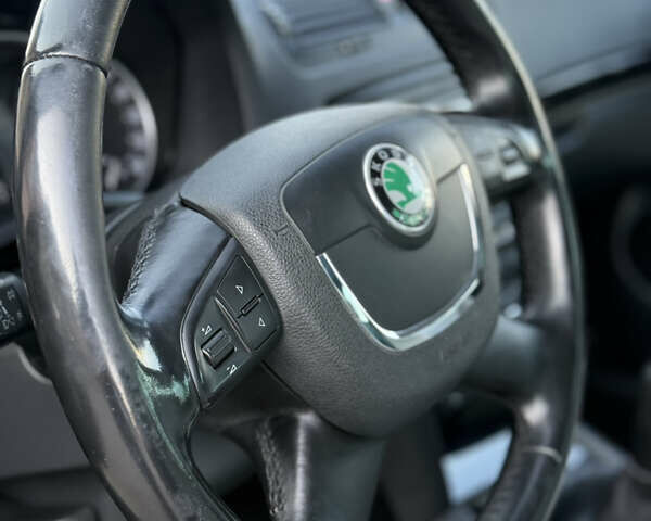 Черный Шкода Октавия, объемом двигателя 0 л и пробегом 215 тыс. км за 8800 $, фото 145 на Automoto.ua