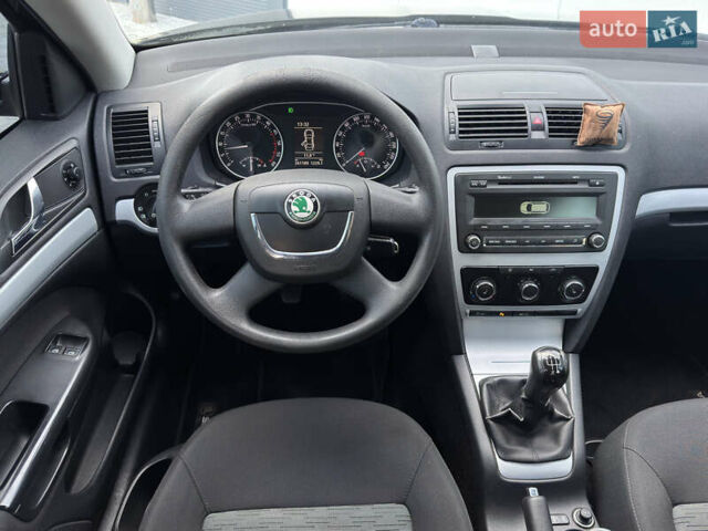 Черный Шкода Октавия, объемом двигателя 1.6 л и пробегом 261 тыс. км за 7400 $, фото 13 на Automoto.ua