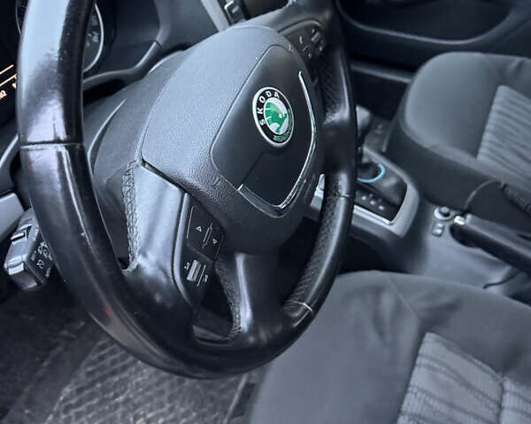 Черный Шкода Октавия, объемом двигателя 1.6 л и пробегом 250 тыс. км за 9300 $, фото 2 на Automoto.ua