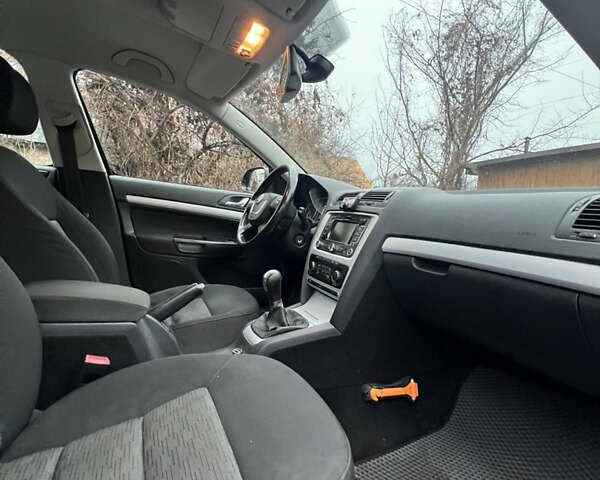 Черный Шкода Октавия, объемом двигателя 1.8 л и пробегом 320 тыс. км за 7500 $, фото 6 на Automoto.ua