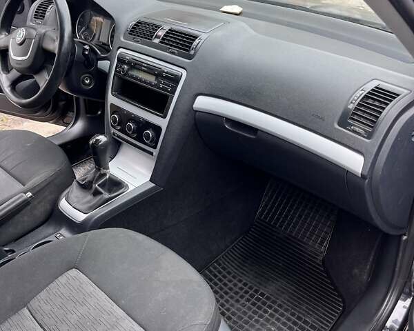 Черный Шкода Октавия, объемом двигателя 1.6 л и пробегом 232 тыс. км за 6500 $, фото 2 на Automoto.ua