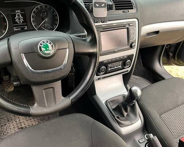 Черный Шкода Октавия, объемом двигателя 1.8 л и пробегом 206 тыс. км за 8000 $, фото 1 на Automoto.ua