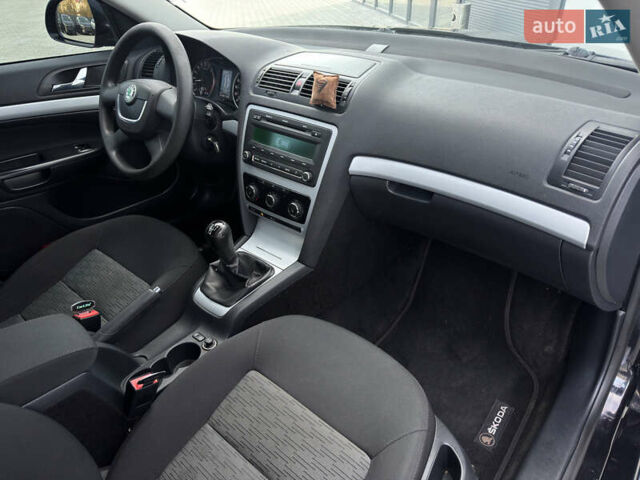 Черный Шкода Октавия, объемом двигателя 1.6 л и пробегом 261 тыс. км за 7400 $, фото 14 на Automoto.ua