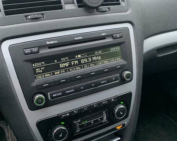 Черный Шкода Октавия, объемом двигателя 1.6 л и пробегом 210 тыс. км за 8500 $, фото 4 на Automoto.ua