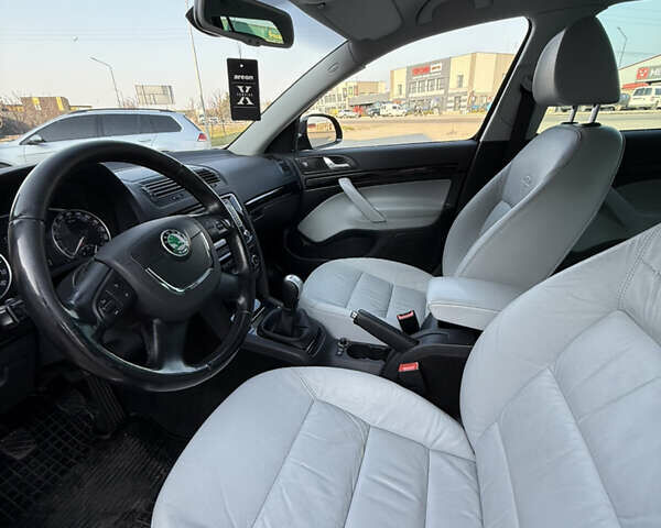 Черный Шкода Октавия, объемом двигателя 0 л и пробегом 215 тыс. км за 8800 $, фото 151 на Automoto.ua