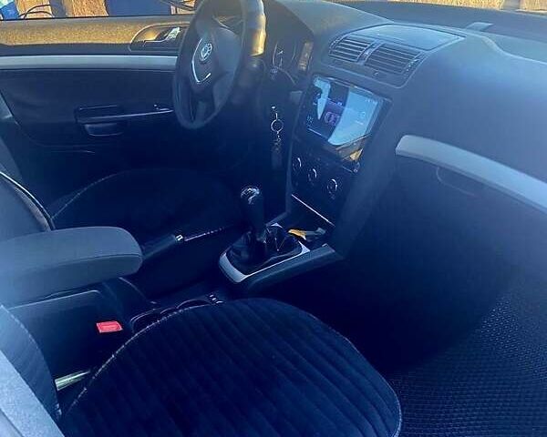 Черный Шкода Октавия, объемом двигателя 1.6 л и пробегом 216 тыс. км за 8500 $, фото 5 на Automoto.ua