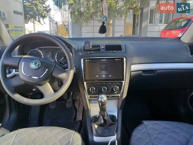 Черный Шкода Октавия, объемом двигателя 1.6 л и пробегом 317 тыс. км за 7500 $, фото 5 на Automoto.ua