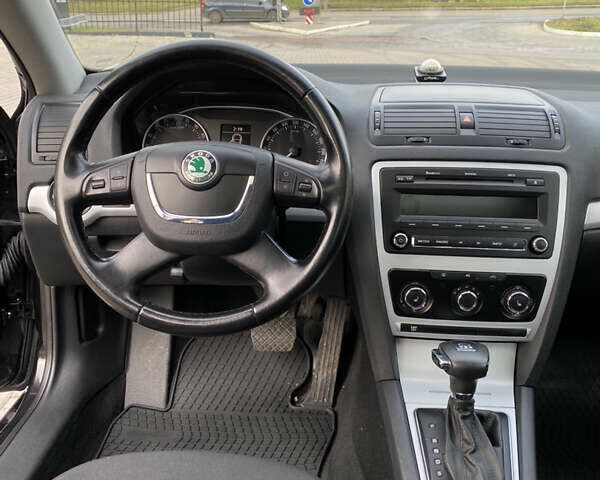 Чорний Шкода Октавія, об'ємом двигуна 2 л та пробігом 241 тис. км за 8800 $, фото 25 на Automoto.ua