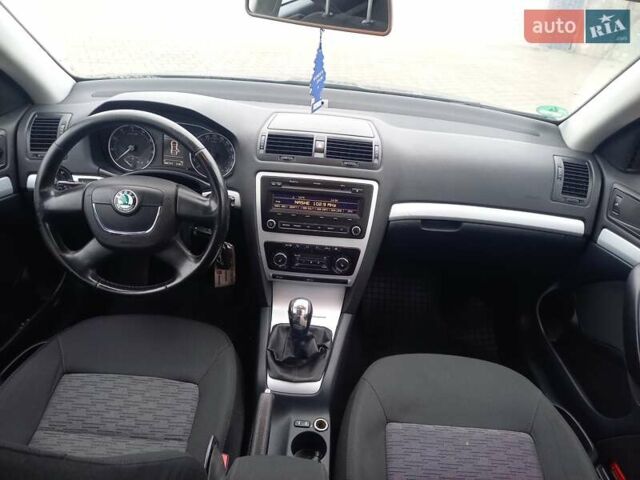 Черный Шкода Октавия, объемом двигателя 1.2 л и пробегом 186 тыс. км за 5950 $, фото 14 на Automoto.ua