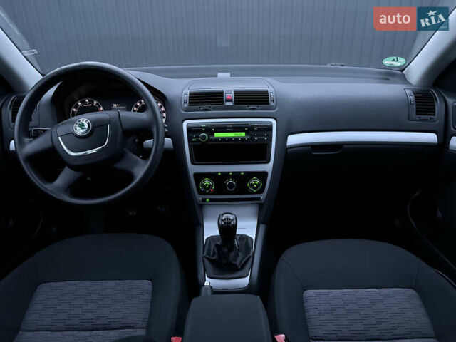 Черный Шкода Октавия, объемом двигателя 1.6 л и пробегом 202 тыс. км за 7490 $, фото 44 на Automoto.ua