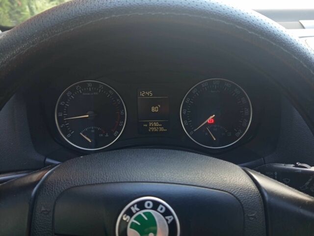 Черный Шкода Октавия, объемом двигателя 1.6 л и пробегом 298 тыс. км за 6500 $, фото 6 на Automoto.ua