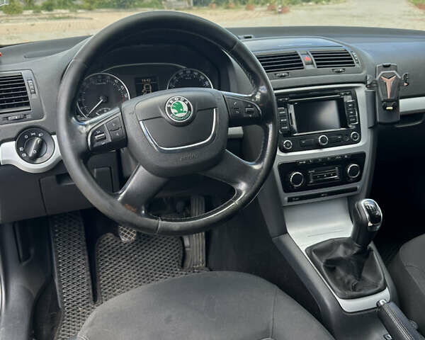 Чорний Шкода Октавія, об'ємом двигуна 2 л та пробігом 296 тис. км за 7800 $, фото 8 на Automoto.ua