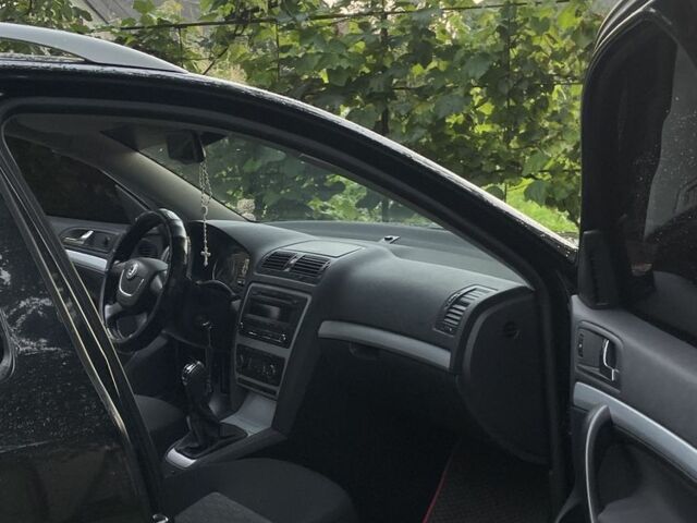 Черный Шкода Октавия, объемом двигателя 1.2 л и пробегом 220 тыс. км за 5250 $, фото 3 на Automoto.ua