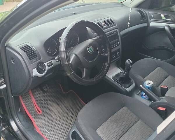 Чорний Шкода Октавія, об'ємом двигуна 1.2 л та пробігом 215 тис. км за 6300 $, фото 5 на Automoto.ua