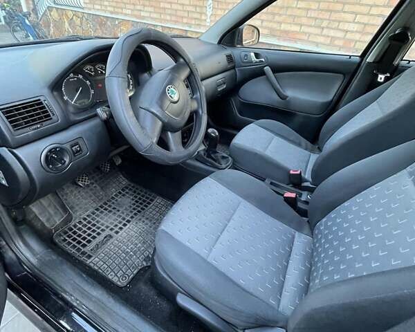 Черный Шкода Октавия, объемом двигателя 1.6 л и пробегом 198 тыс. км за 6700 $, фото 3 на Automoto.ua