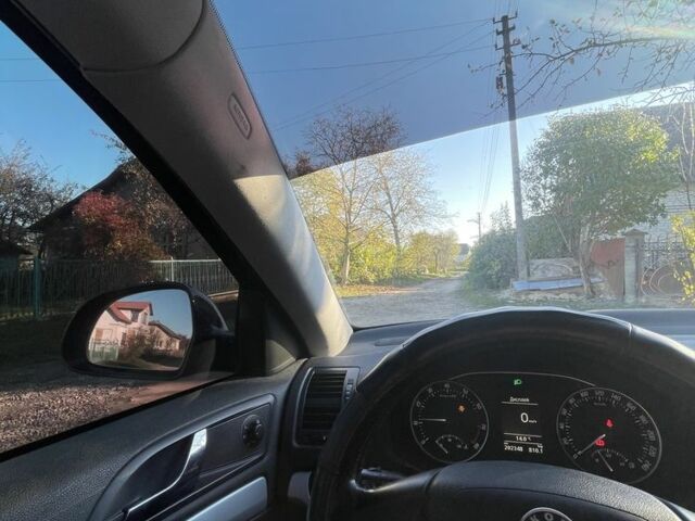 Черный Шкода Октавия, объемом двигателя 1.2 л и пробегом 220 тыс. км за 5250 $, фото 1 на Automoto.ua